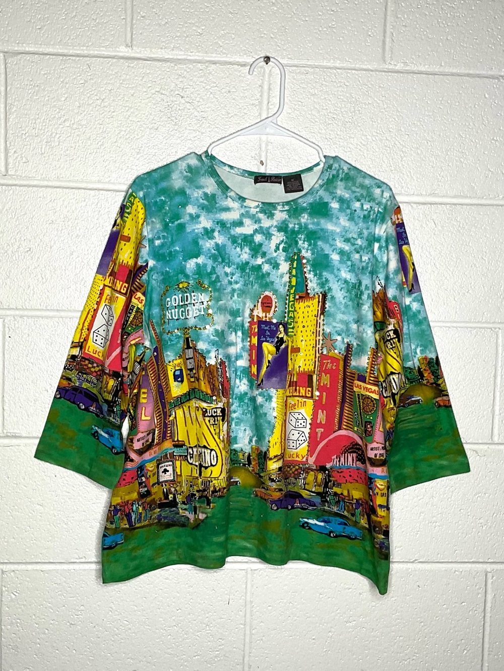 < Y2K French Postcard Las Vegas Vibrant Cityscape Graphic Top >